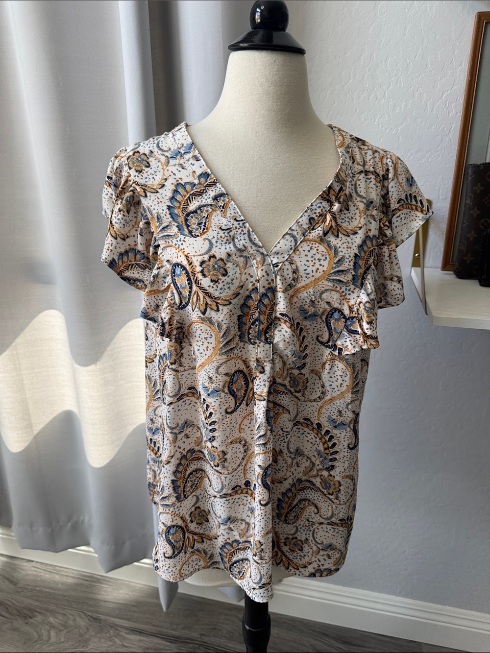 DR2 Women’s Paisley Flutter Sleeve V-Neck Top - Cream & Blue